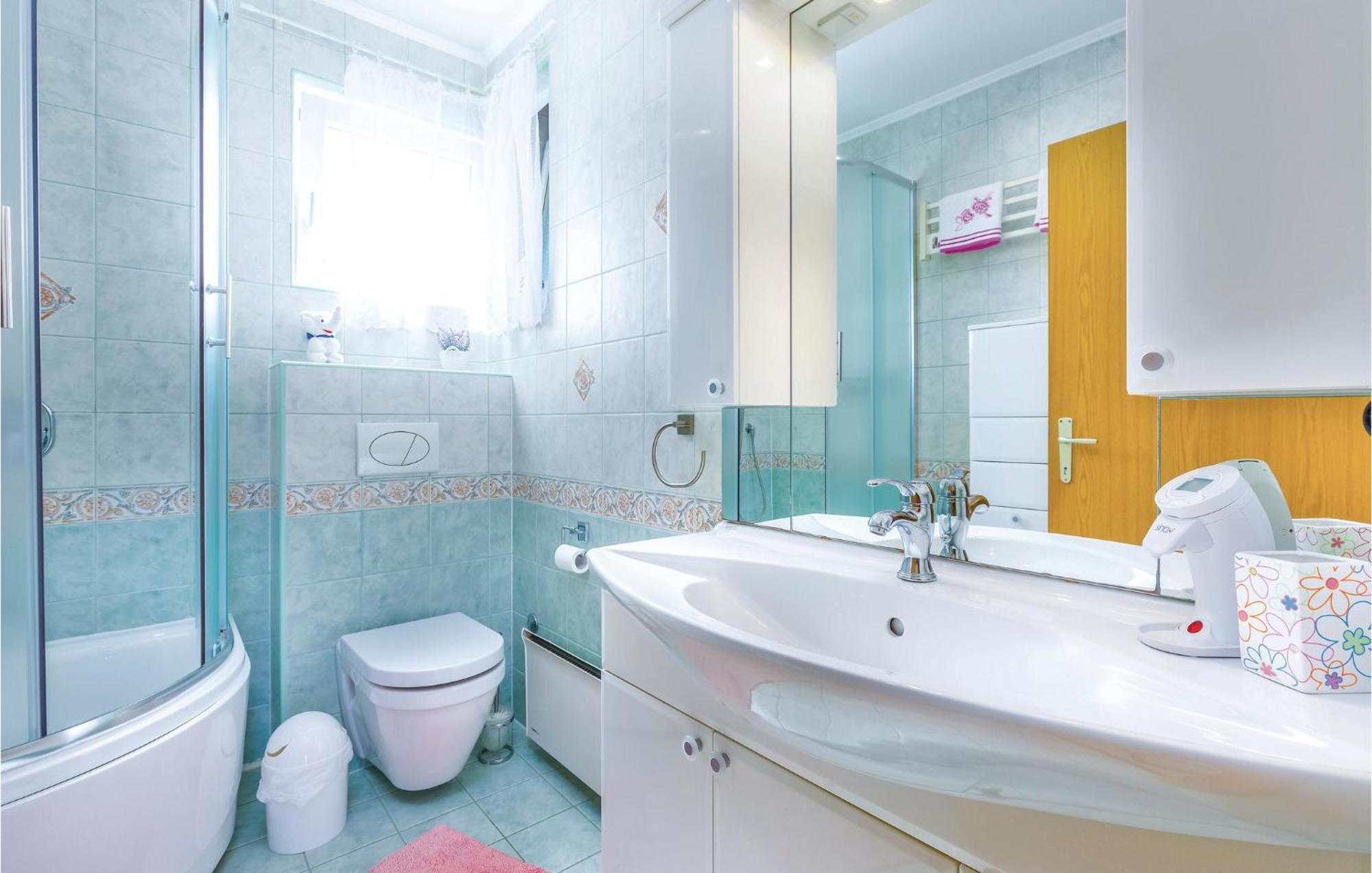 Beautiful Apartment In Crikvenica With Jacuzzi 外观 照片