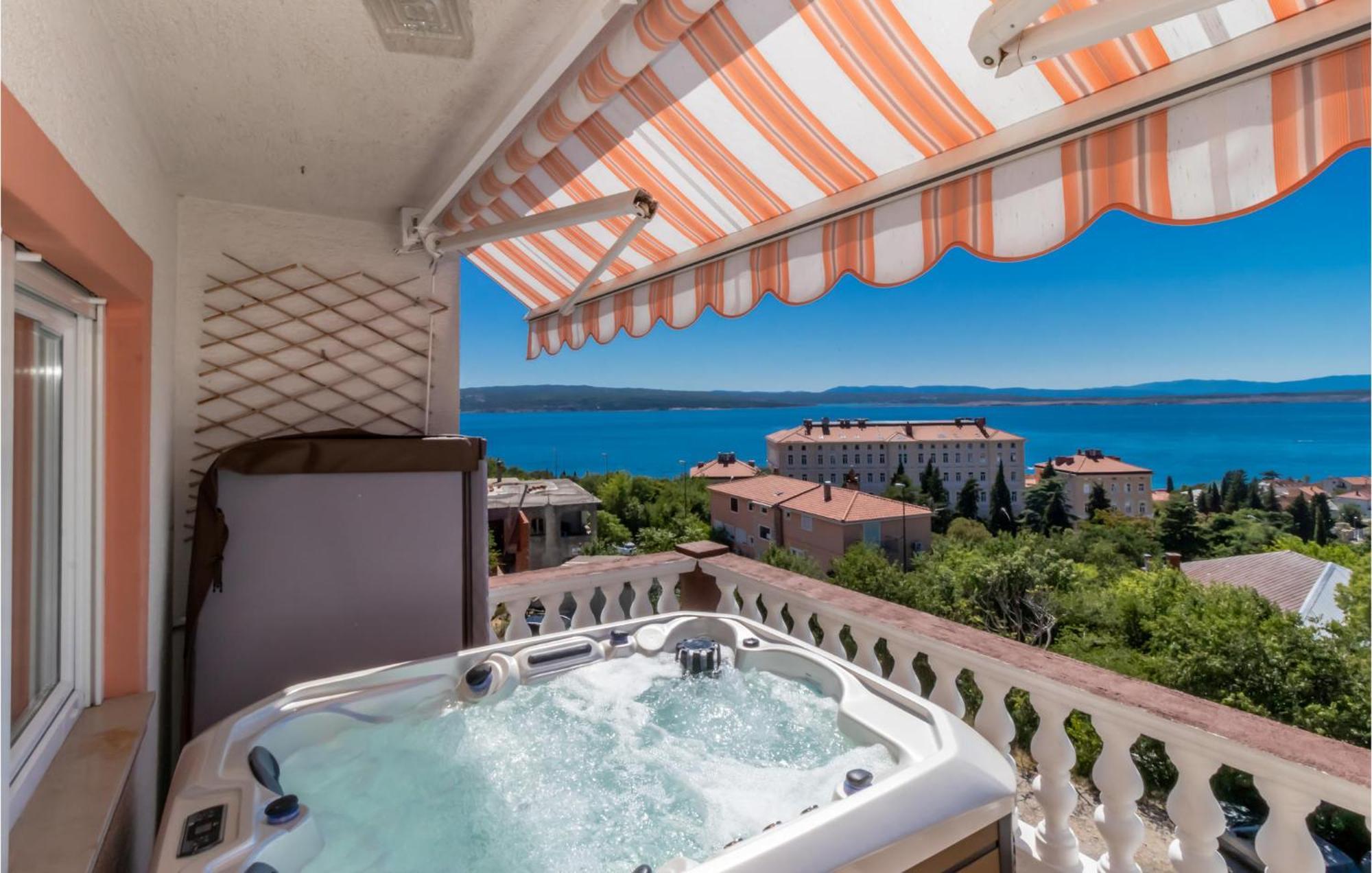 Beautiful Apartment In Crikvenica With Jacuzzi 外观 照片