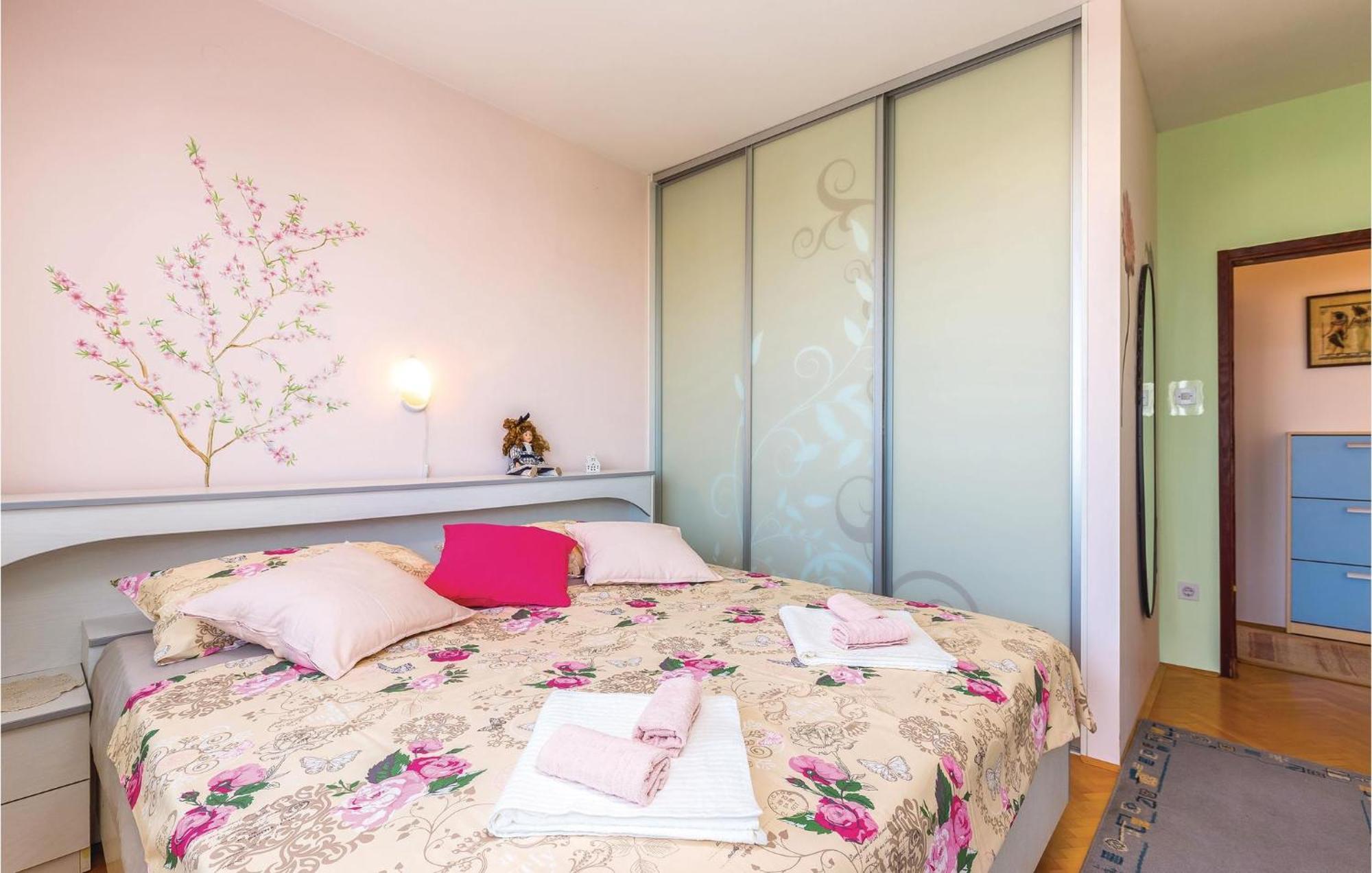 Beautiful Apartment In Crikvenica With Jacuzzi 外观 照片