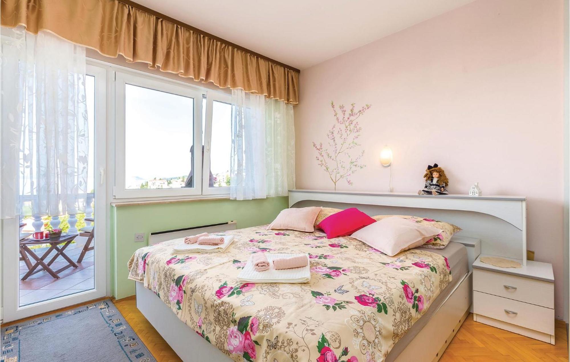 Beautiful Apartment In Crikvenica With Jacuzzi 外观 照片