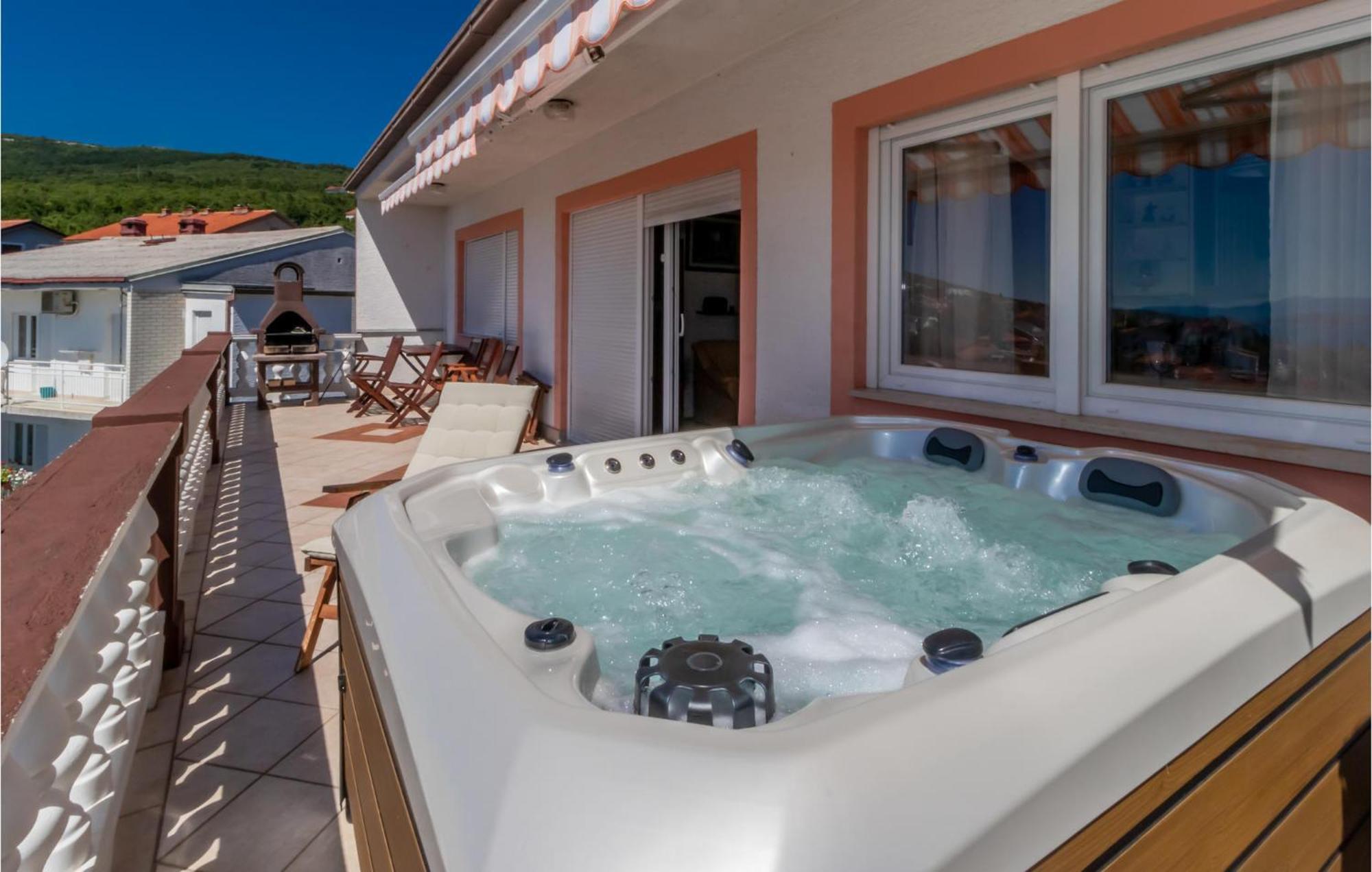 Beautiful Apartment In Crikvenica With Jacuzzi 外观 照片