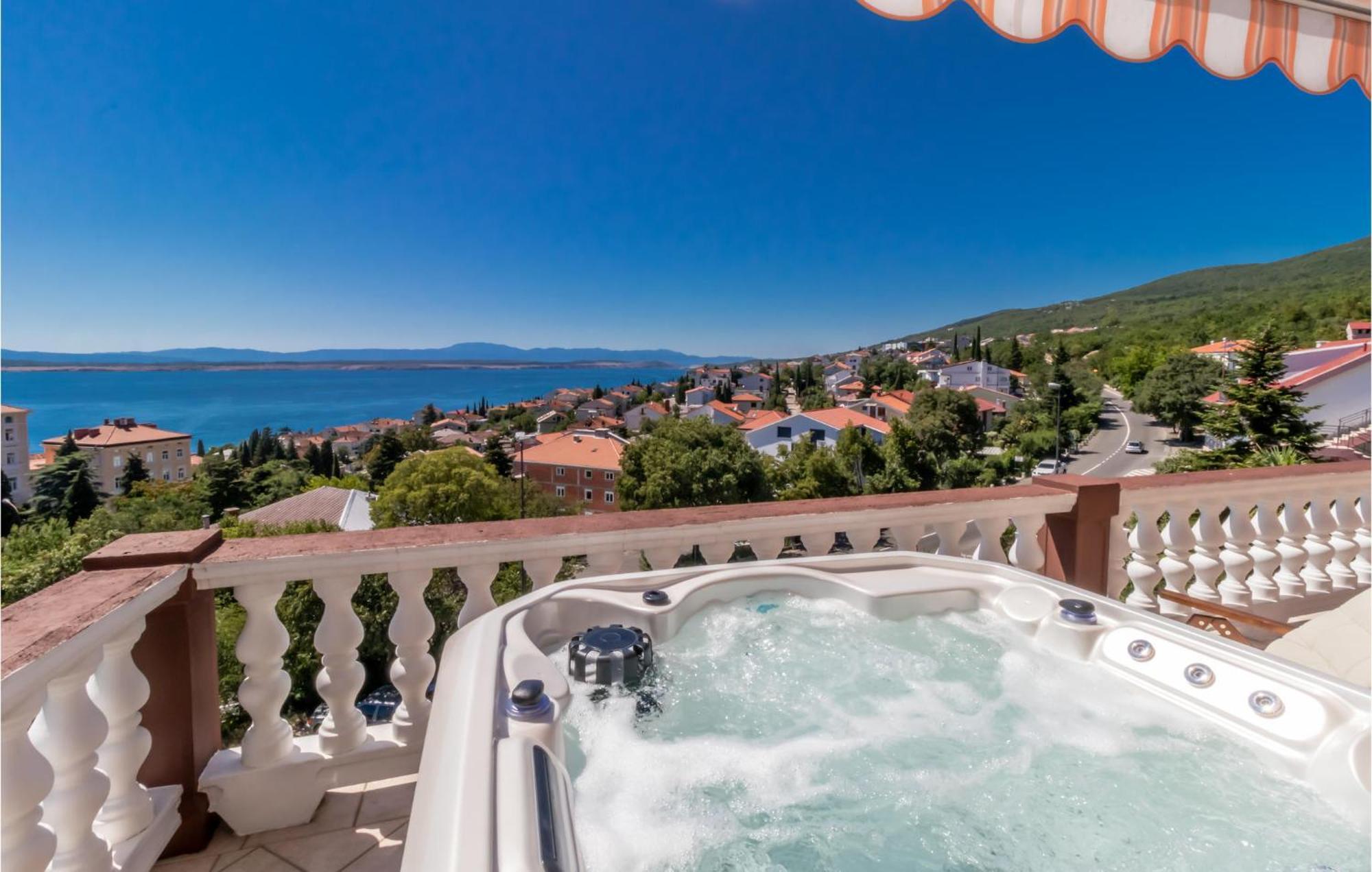 Beautiful Apartment In Crikvenica With Jacuzzi 外观 照片