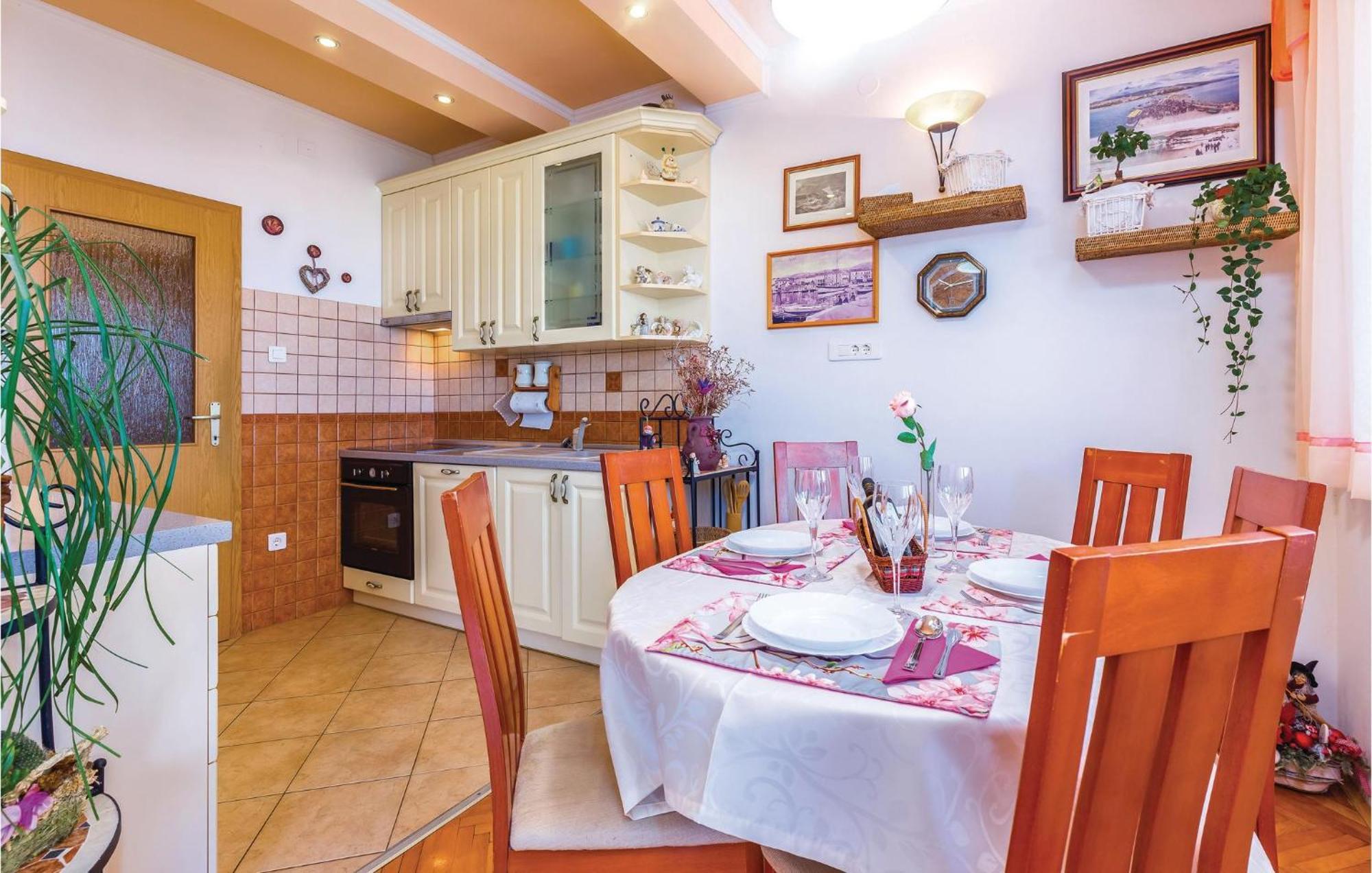 Beautiful Apartment In Crikvenica With Jacuzzi 外观 照片